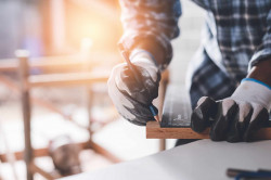 Menuisier pour l'installation d'une fenêtre sur-mesure  